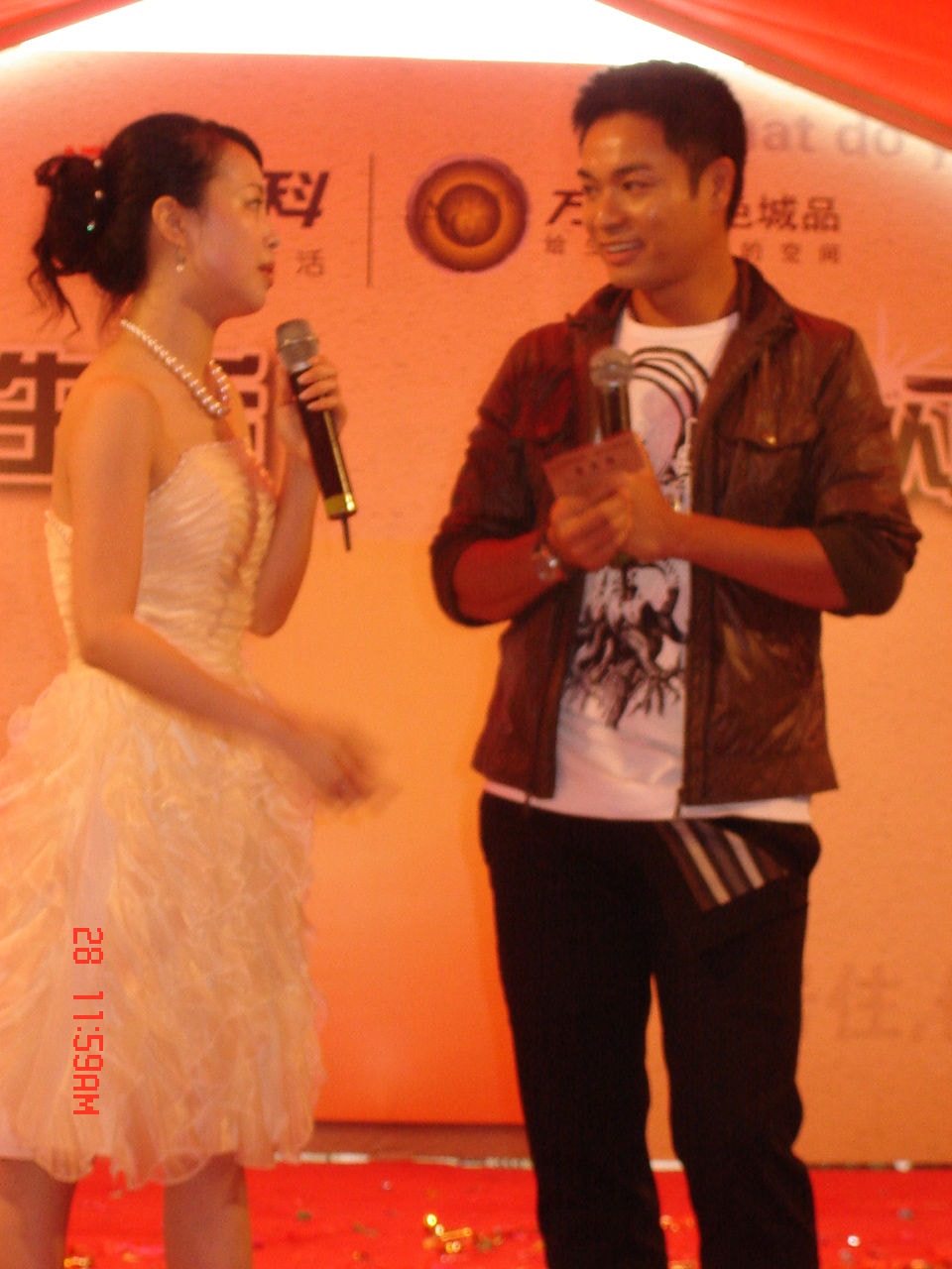 http://www.newswatch247.com/pics/star/pic/91c7e329450e3671c4f47eb33fd5974b.jpg
