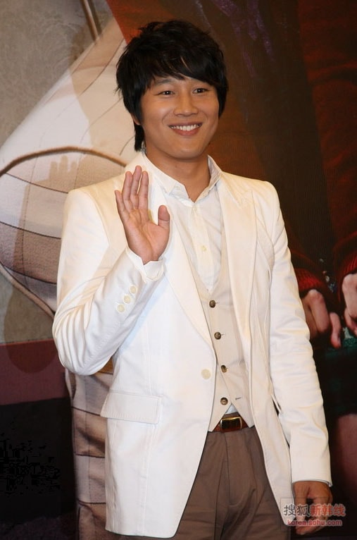 http://www.newswatch247.com/pics/star/pic/9ae05bf38b4c41d9b9443a26dc60e711.jpg