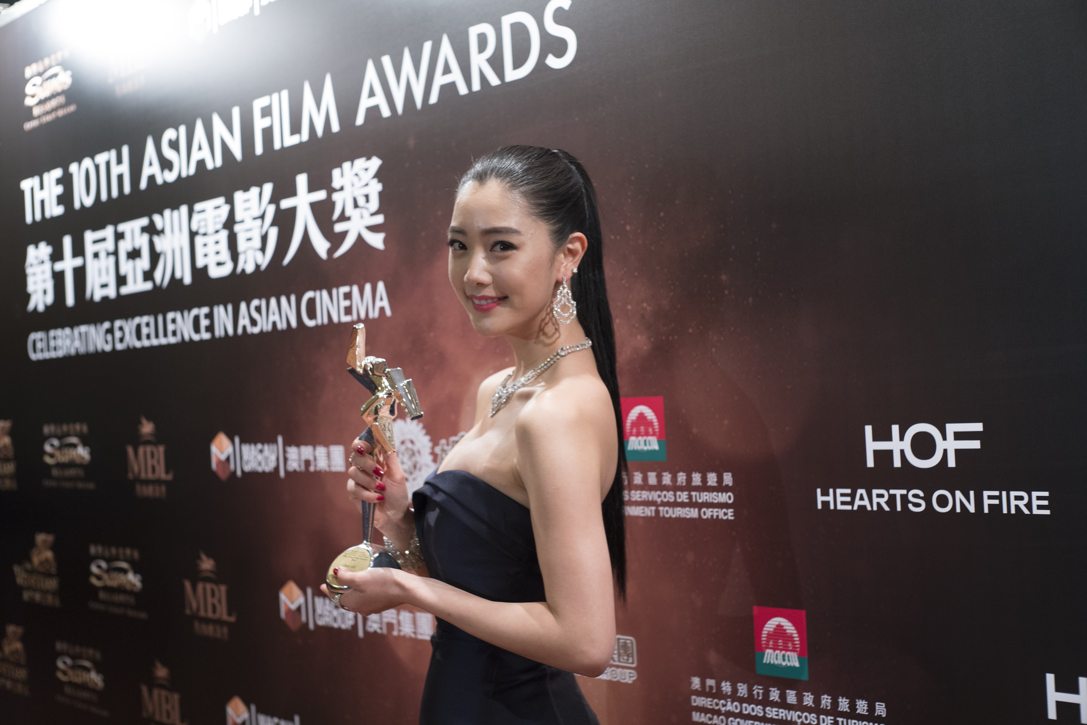 http://www.newswatch247.com/pics/star/pic/a3b7dba87ac104432653d838192ed84c.jpg