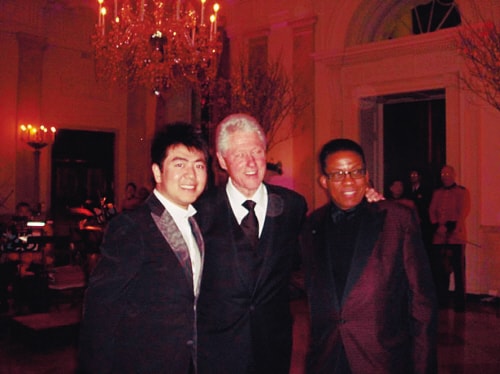 http://www.newswatch247.com/pics/star/pic/a47be98fdbe08f4c9abafd4836143ce7.jpg