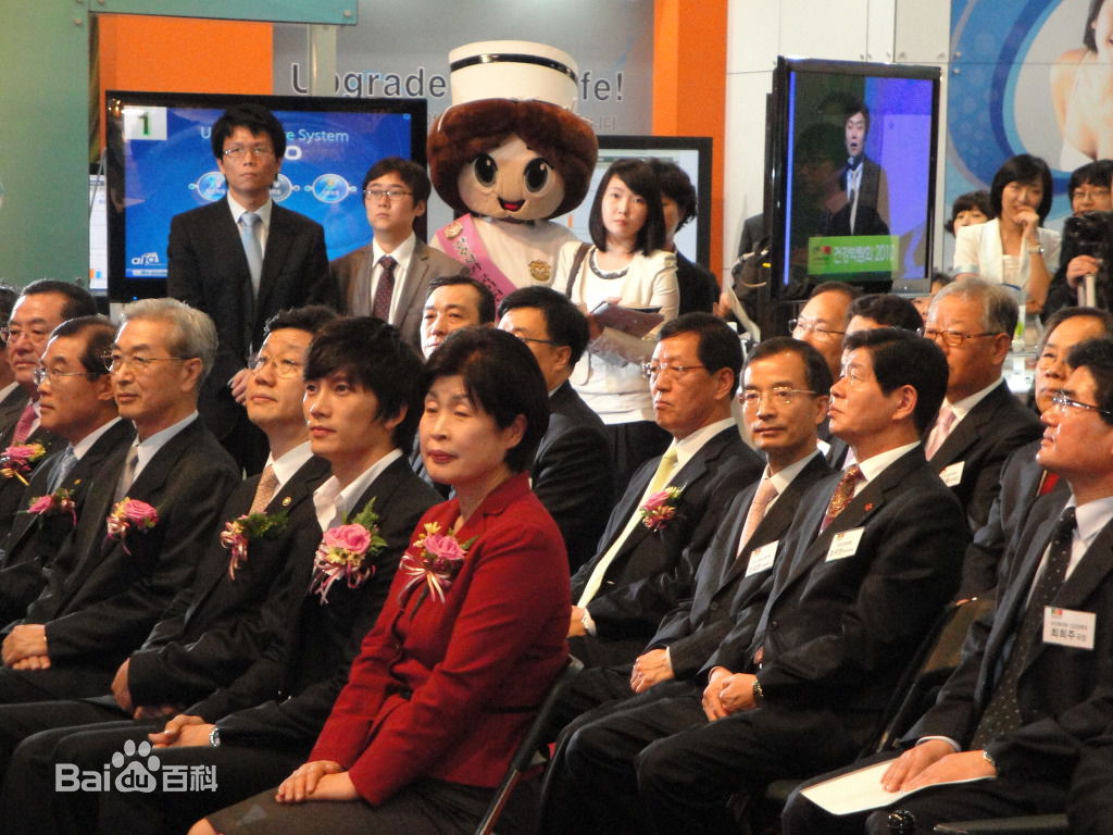 http://www.newswatch247.com/pics/star/pic/a5a619b193f4e8b282762cda17e8d9bd.jpg
