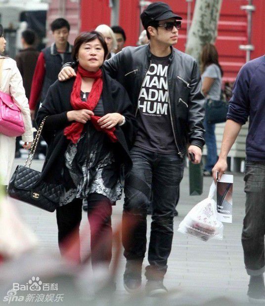 http://www.newswatch247.com/pics/star/pic/a8b7f92888a1a0c88c33936df08d6c3f.jpg