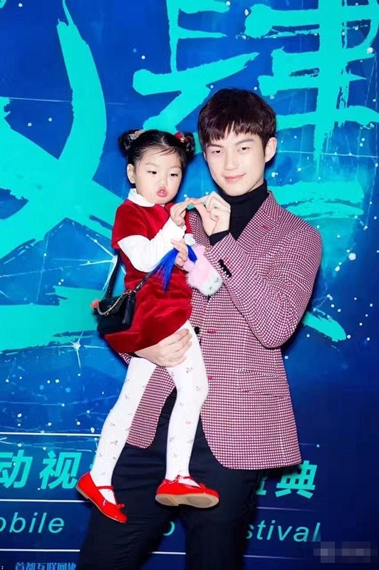 http://www.newswatch247.com/pics/star/pic/ac5cf9080899d43f25af45d23bd47224.jpg