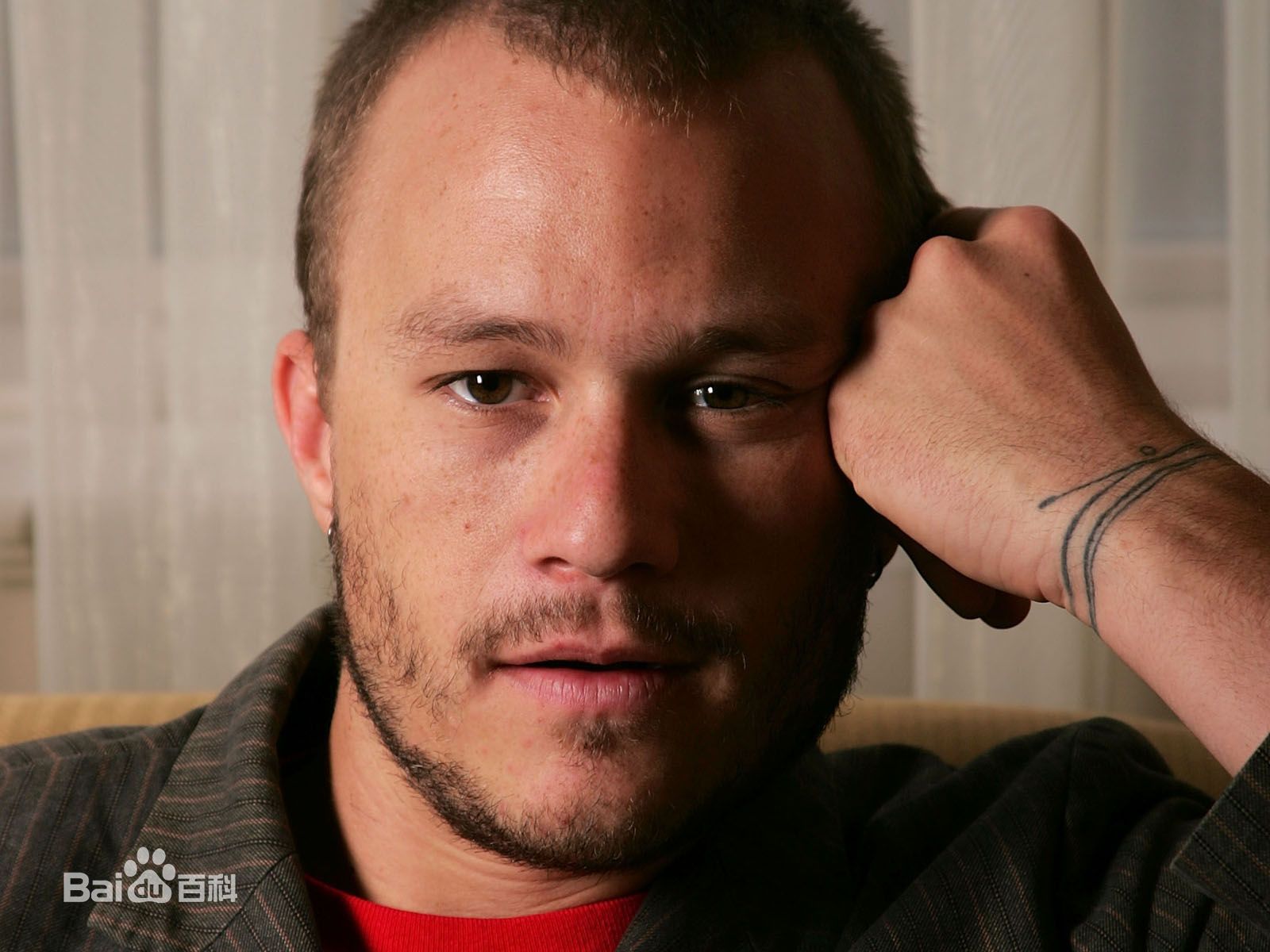 http://www.newswatch247.com/pics/star/pic/af8f6db3f4671a3bc0c2f920355c0ed4.jpg