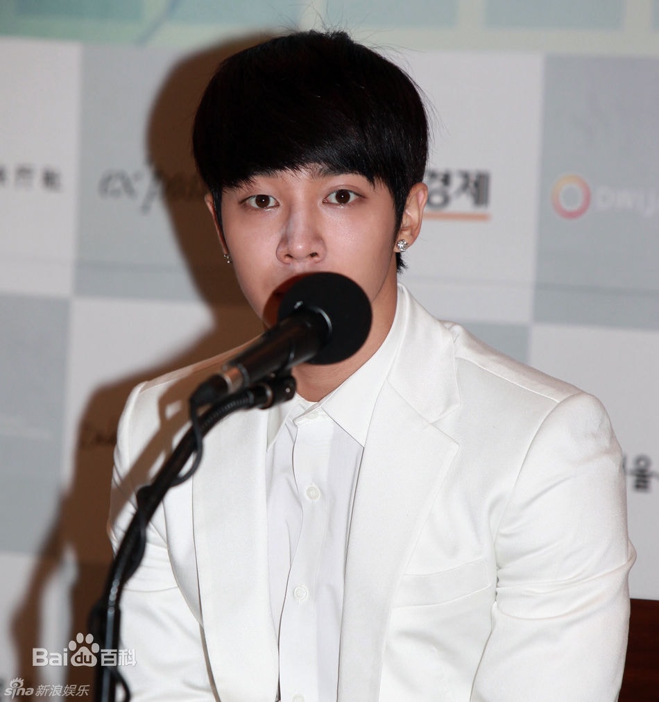 http://www.newswatch247.com/pics/star/pic/b351ccd630284c71cfed1880c992641d.jpg