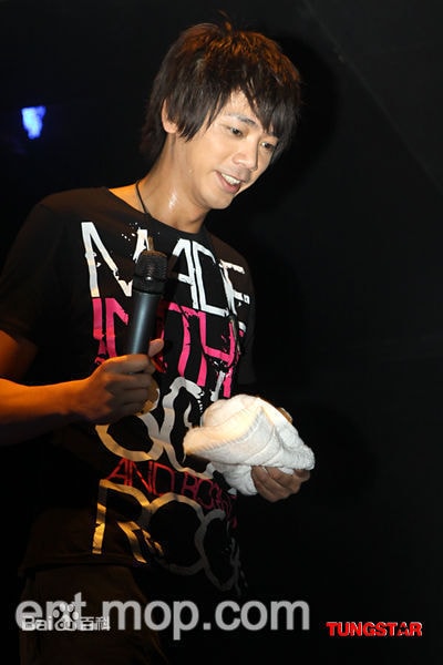 http://www.newswatch247.com/pics/star/pic/ba7a3d308c5b38539af6c3e7a5c692c4.jpg