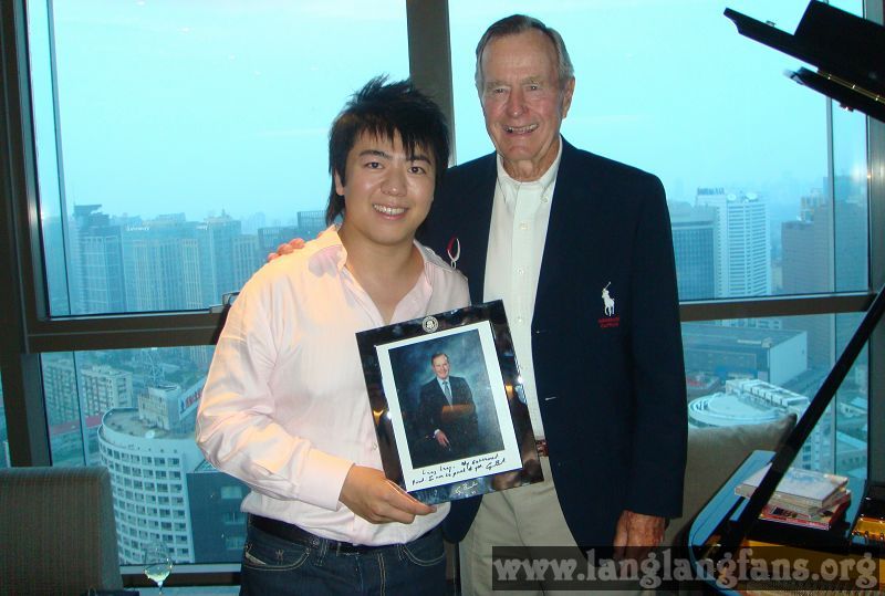 http://www.newswatch247.com/pics/star/pic/be7a2b92856b5ecc34b11e28a0c2971c.jpg