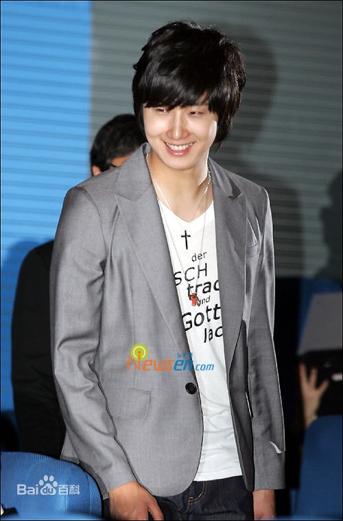 http://www.newswatch247.com/pics/star/pic/beeab7884f8ee939a6fd77a10b384dce.jpg