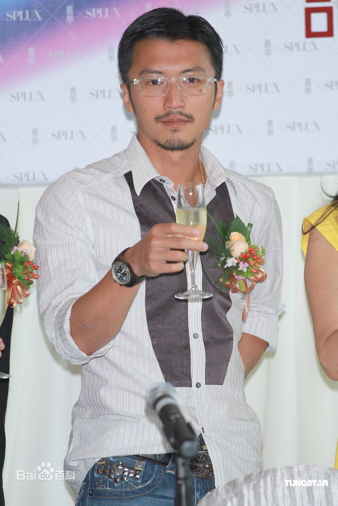 http://www.newswatch247.com/pics/star/pic/c0ebe5175ea7465e602d738787440715.jpg