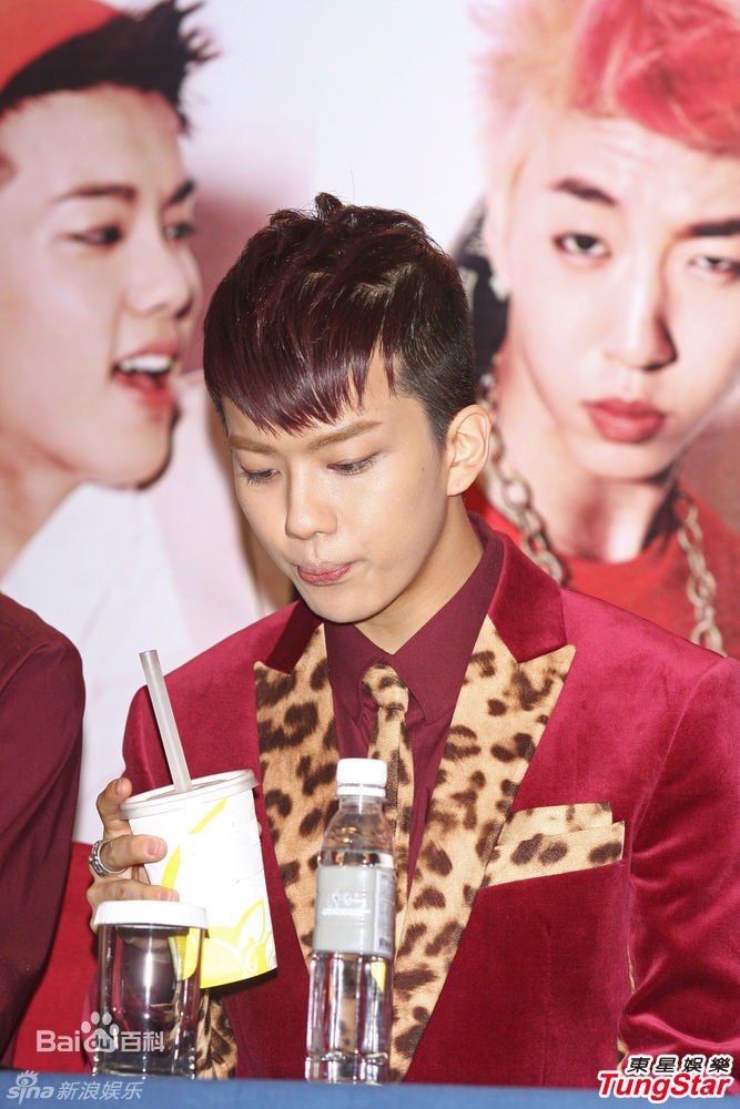 http://www.newswatch247.com/pics/star/pic/c15fc1ecaebd4ae8a5c416730a26f43a.jpg