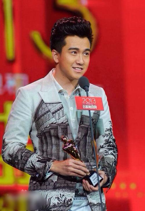 http://www.newswatch247.com/pics/star/pic/c39859558855b4d1ee742ea727e6b76e.jpg