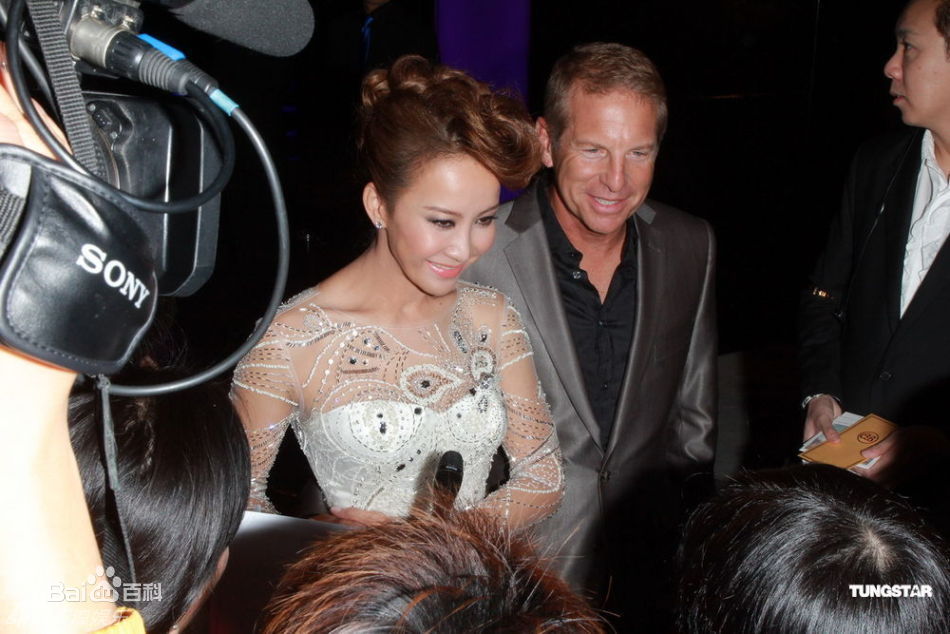 http://www.newswatch247.com/pics/star/pic/cb4a4fb34e73c7417d9dc3cc09c8702e.jpg