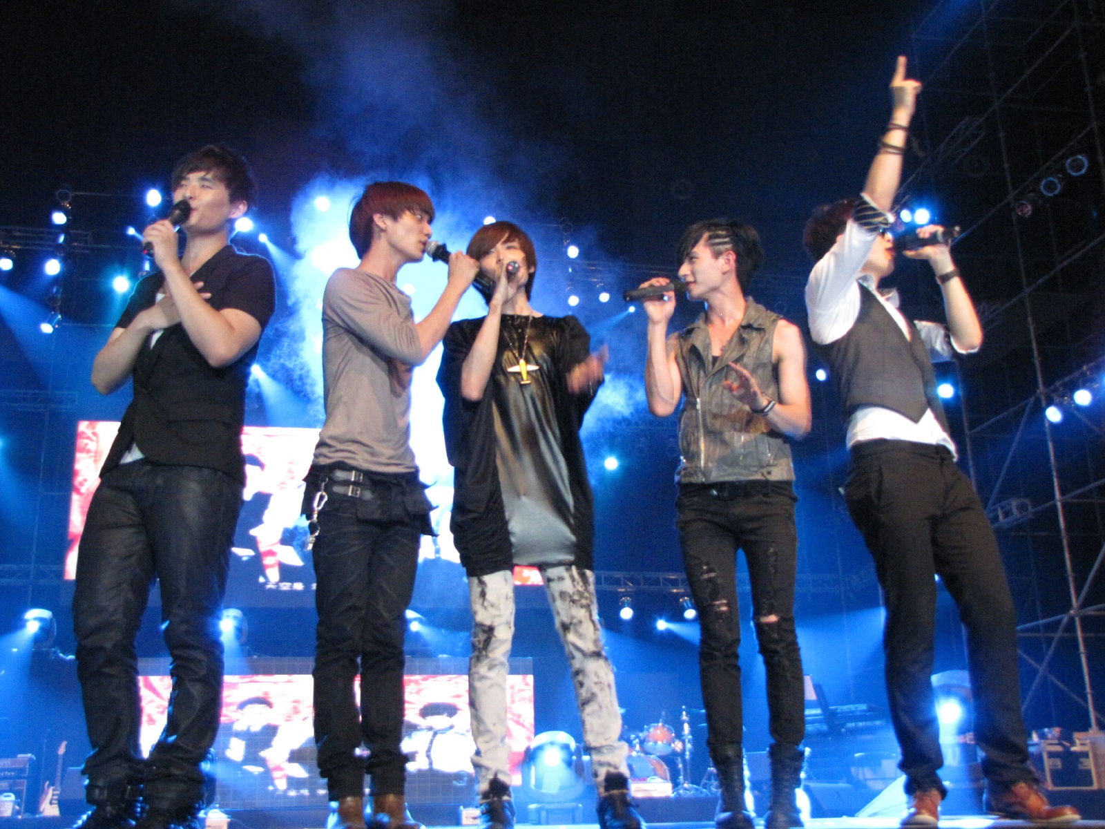 http://www.newswatch247.com/pics/star/pic/cca5/05c4d91caaa1043475bb77b7babd.jpg