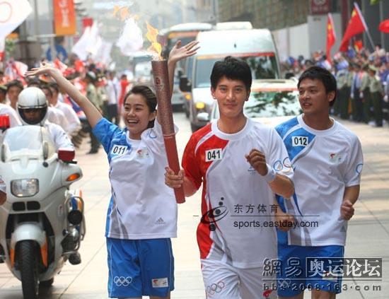 http://www.newswatch247.com/pics/star/pic/d2d55104af7af615a505b535dcbb6610.jpg