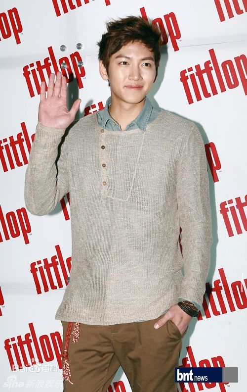 http://www.newswatch247.com/pics/star/pic/e6ca3611d031565c2df9c37cfe5e25b9.jpg