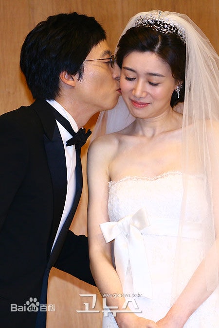 http://www.newswatch247.com/pics/star/pic/eb2ac0b97edaee5f0e5c550036f7a04c.jpg