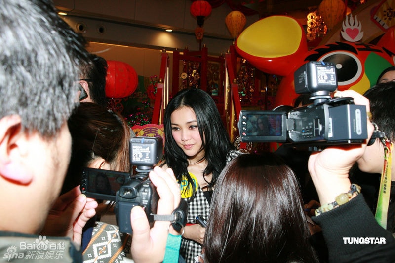 http://www.newswatch247.com/pics/star/pic/ebace5a13fc2d82651f4ba78b77a144d.jpg