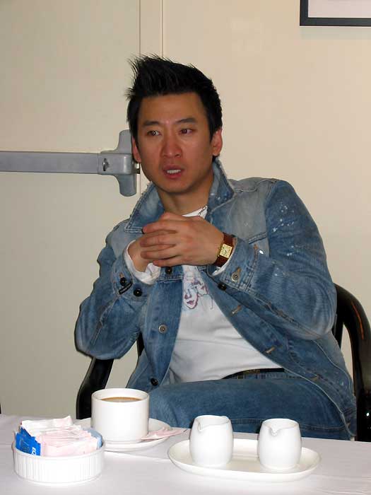http://www.newswatch247.com/pics/star/pic/f46c41c57008bef7319e3aac182b933e.jpg