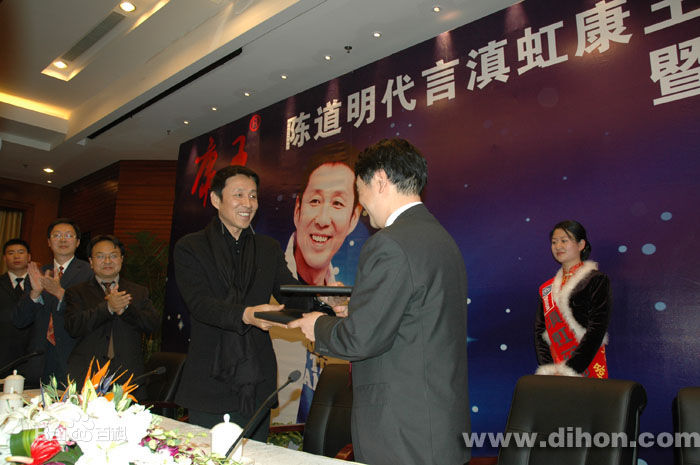 http://www.newswatch247.com/pics/star/pic/fc49bdedf76bab7b2001af14e1c92a37.jpg