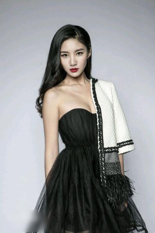 http://www.newswatch247.com/pics/star/pic/fd8fdb4d33f7de95f11d575354b7c68e.jpg
