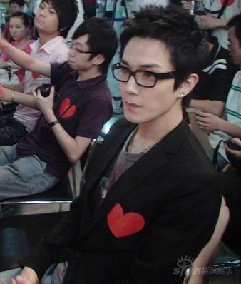 http://www.newswatch247.com/pics/star/pic/fe8a6852f67744e41ed30f2bb3306ca8.jpg